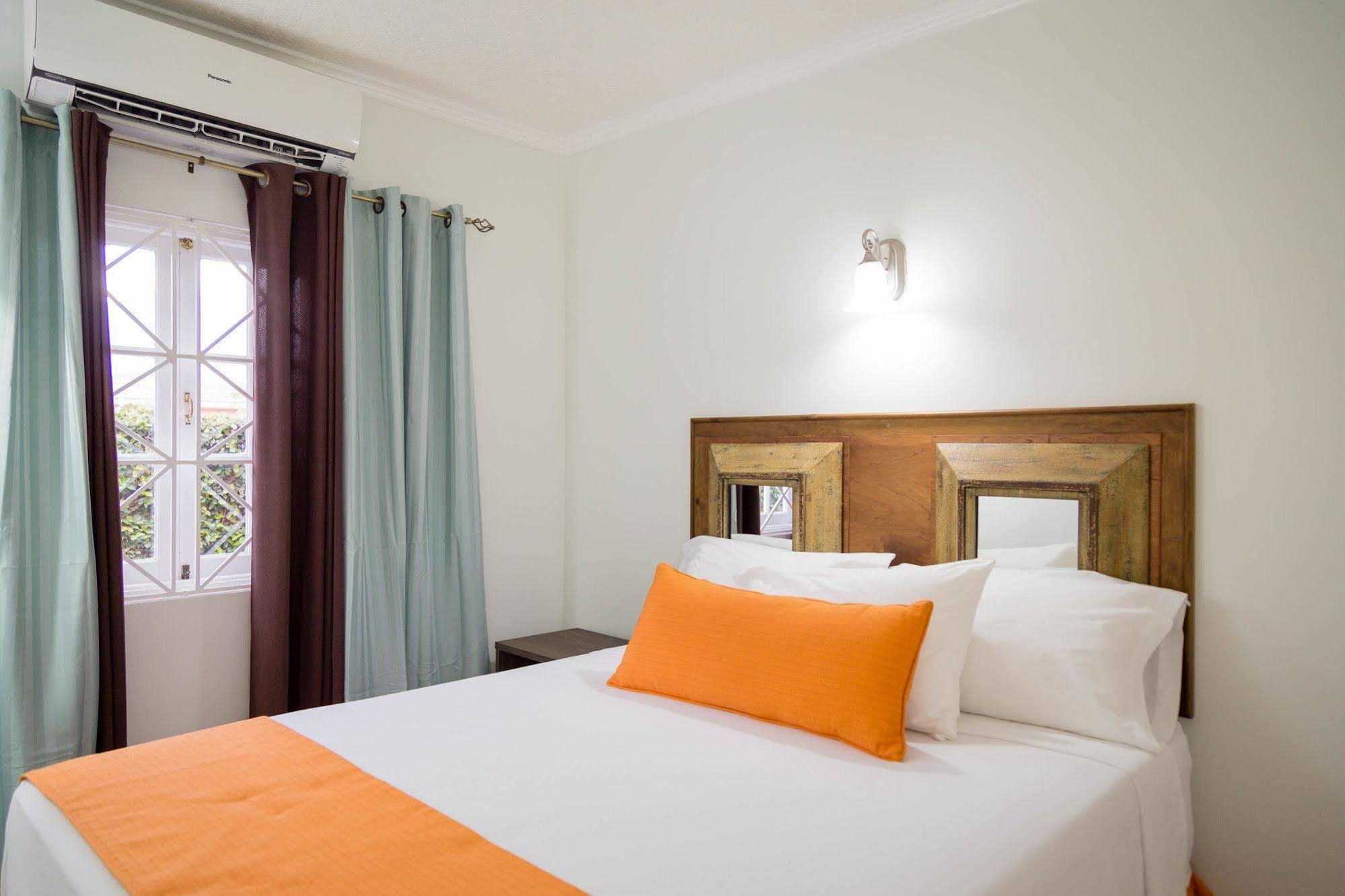 Centrally Located Guest Apartments Kingston Exterior foto