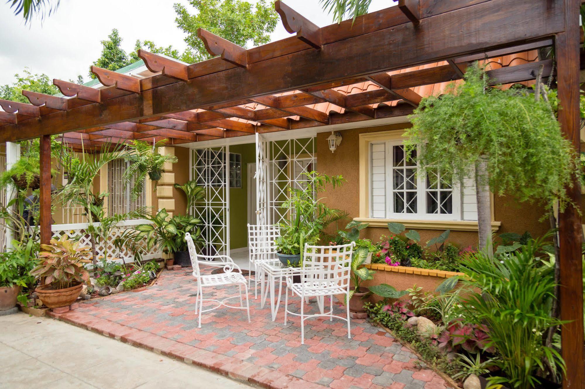 Centrally Located Guest Apartments Kingston Exterior foto